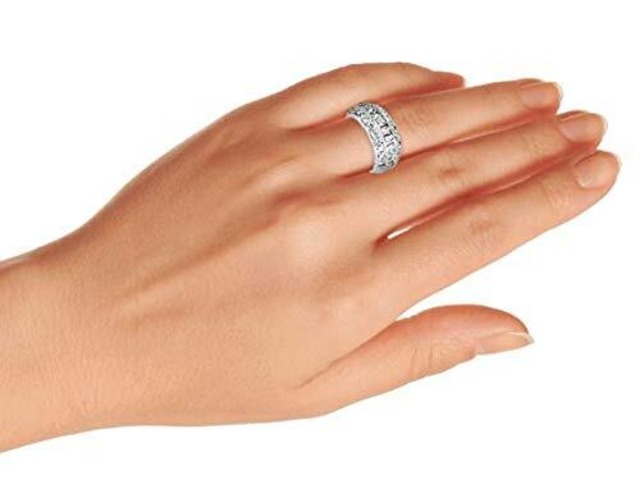 アールデコAAAキュービックジルコニア半永久チャネルは女性.925スターリングシルバーコンフォートフィット8MMのためのプリンセスカットCZドーム3行の広いステートメントウェディングバンドリングを設定しました。