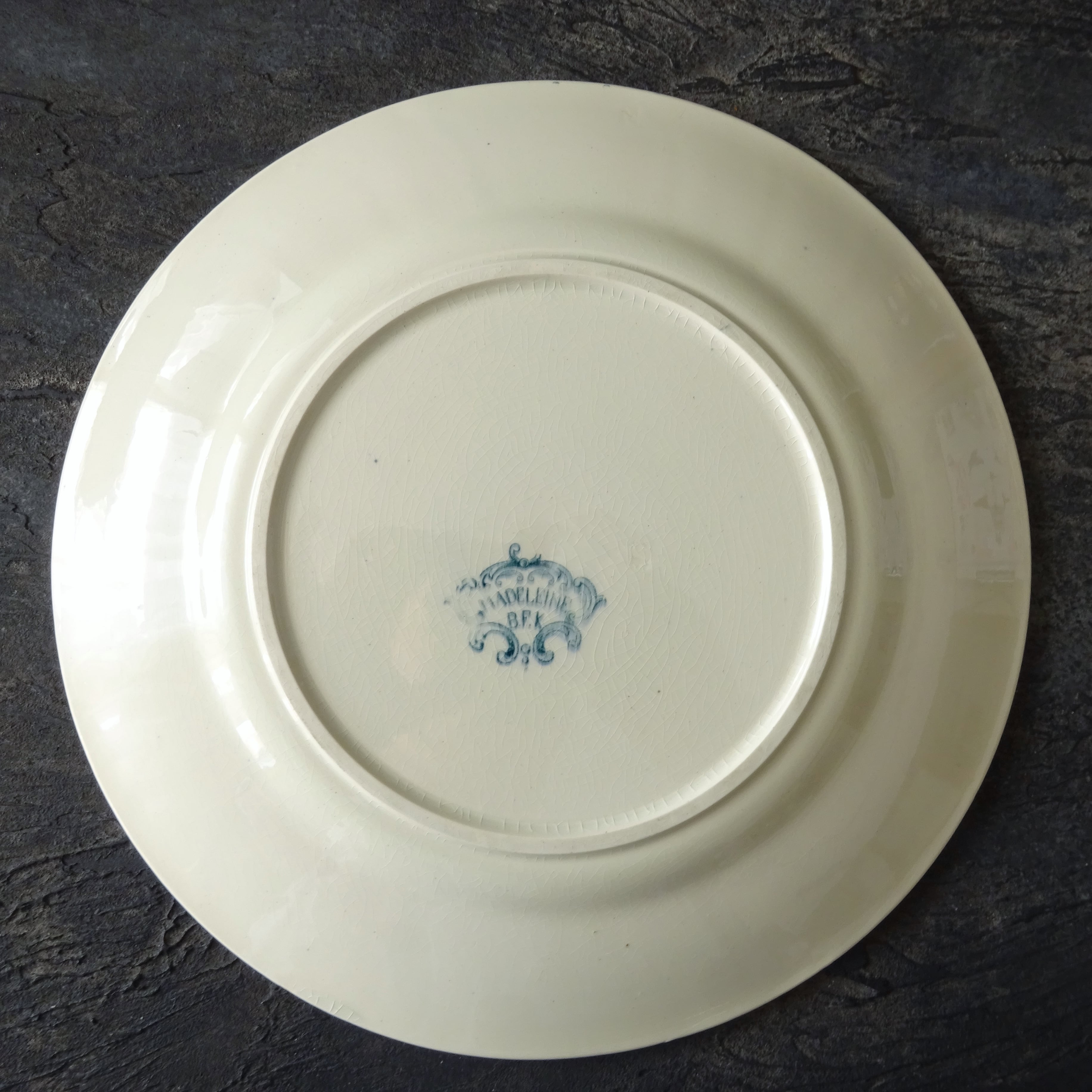 BFK Boch Frères Keramis  modèle《MADELAINE》assiette plate (A)