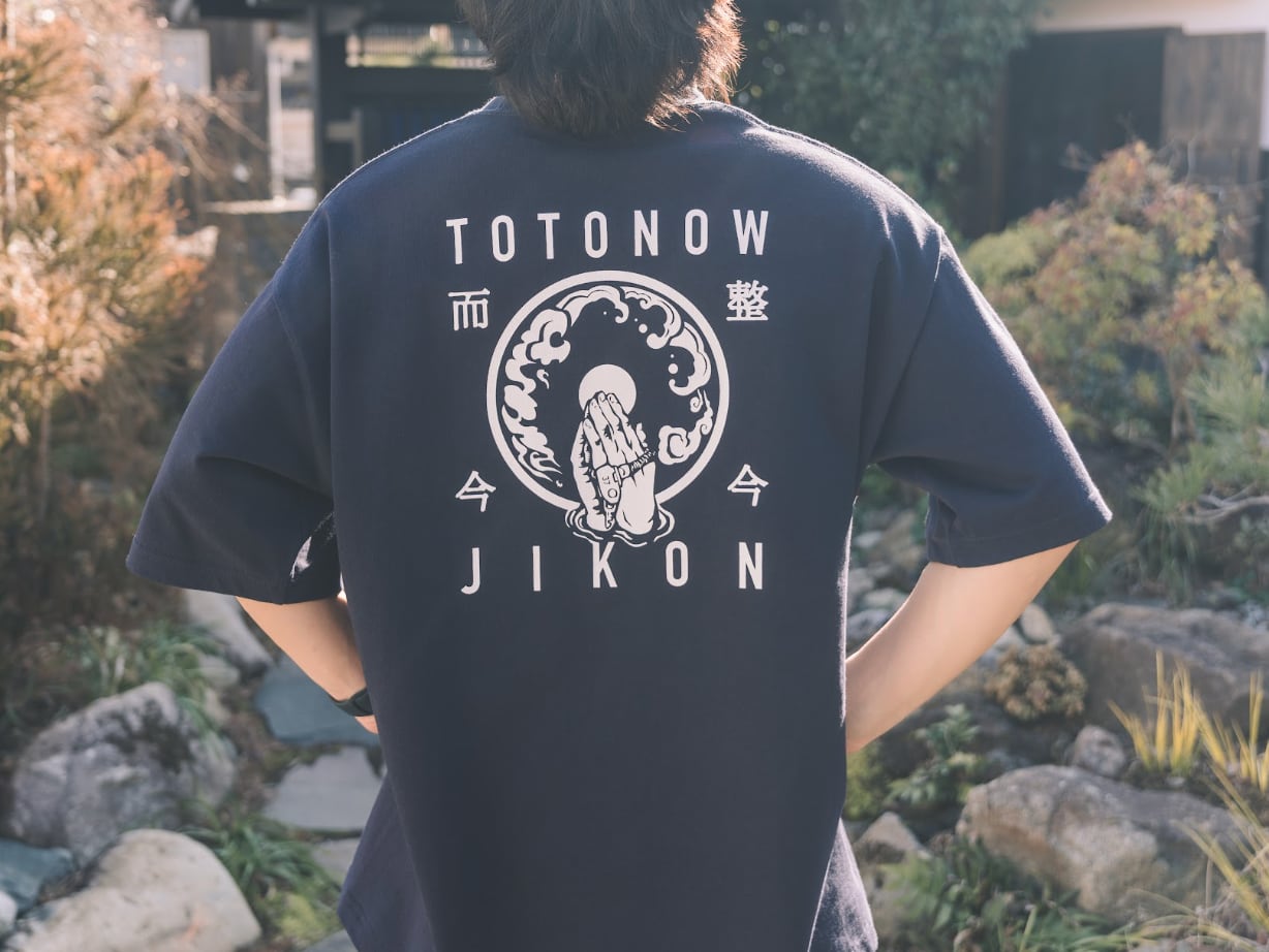 TOTONOW×JIKONコラボTシャツ （紺） | JIKON SAUNA TOKYO
