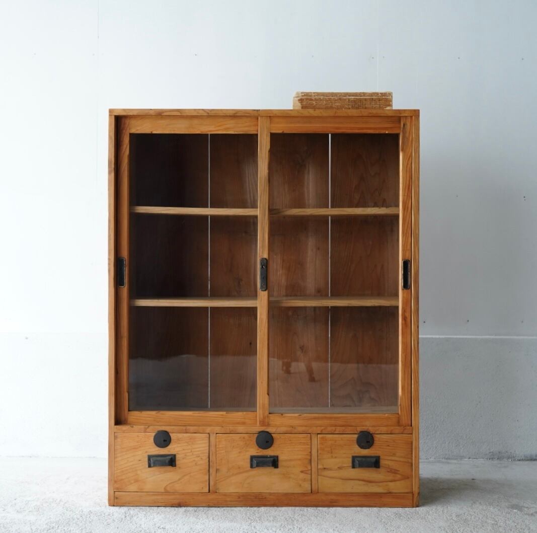 ガラス引き戸のキャビネット