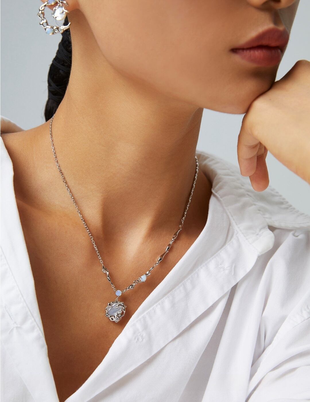 ムーンライトシリーズ マザーオブパール&オパールネックレス 個性的でありながら上品な仕上がり