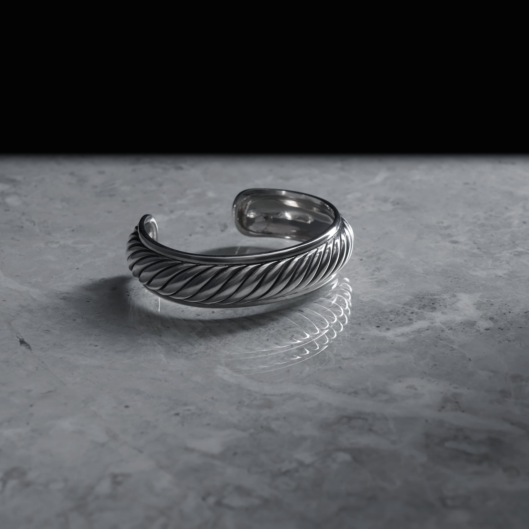 ヤーカ 多パーツダブルラインバングル ヤーカ 多パーツダブルラインバングル