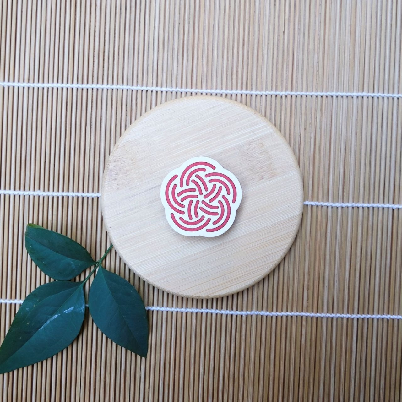 【ひのきマグネット】梅結び 白 ブローチ メモ留め アートパネル