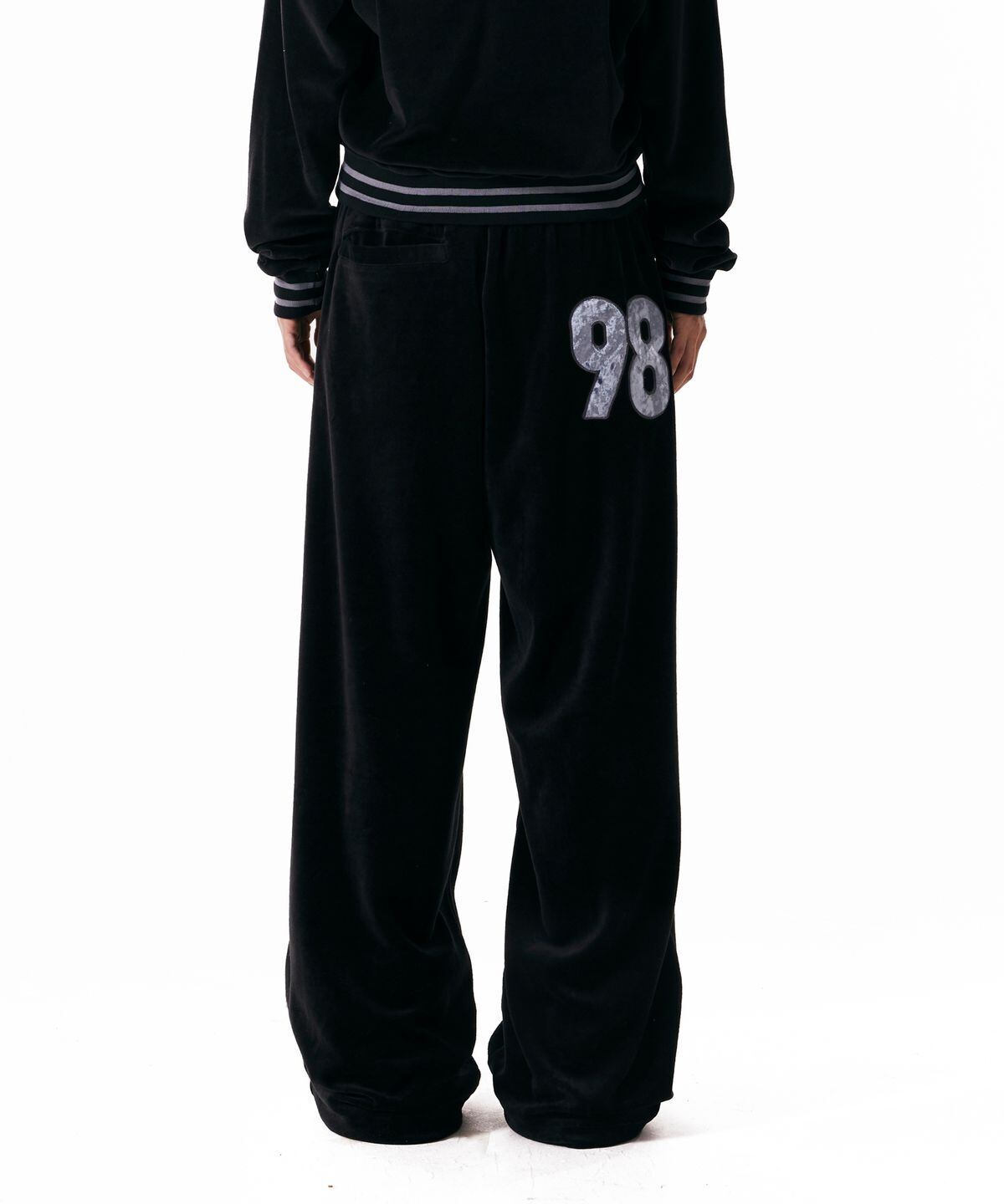 ☆aespa ジゼル 着用！！【AAKAM】98 Patch Velour Pants (Black) | もごつ