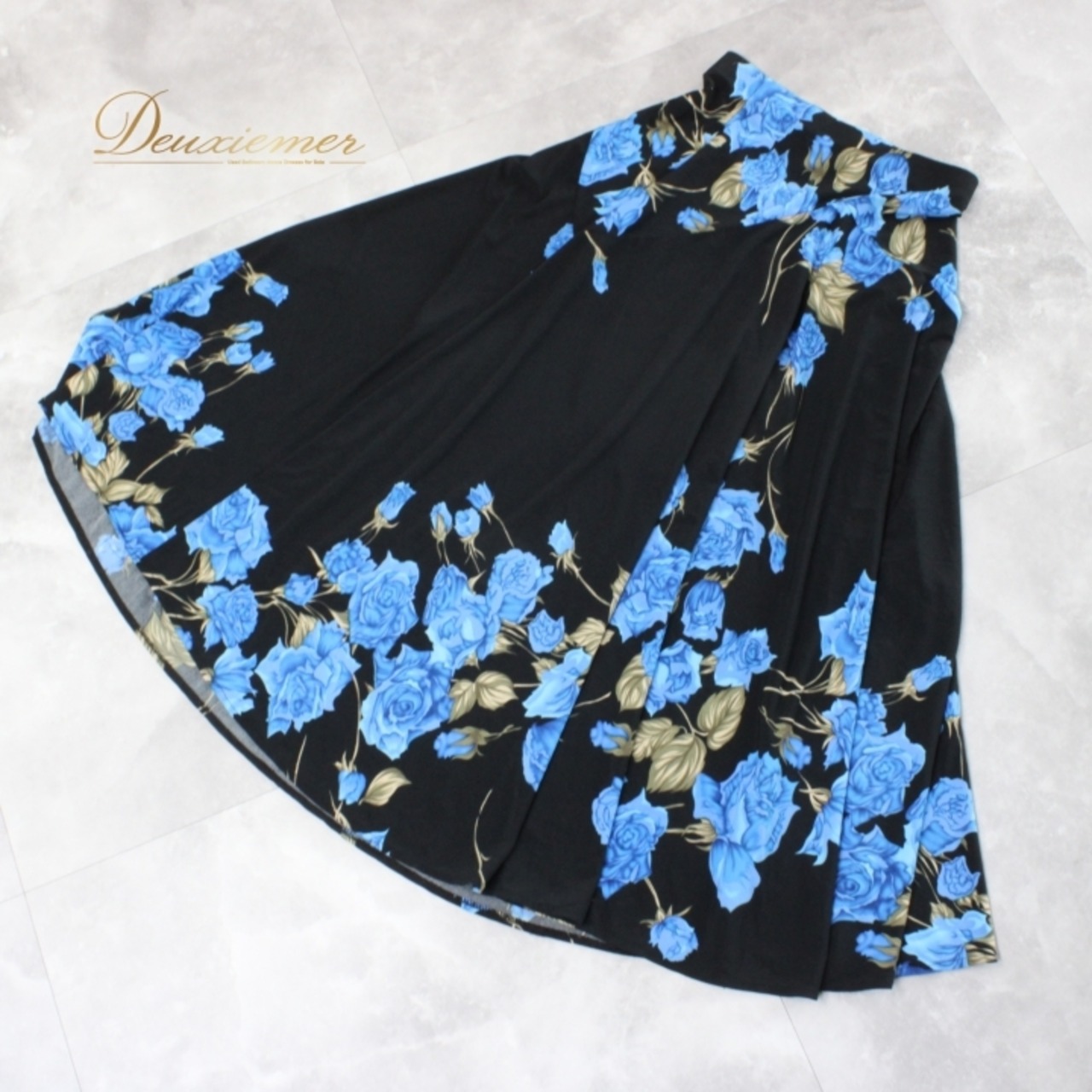 社交ダンス 衣装 スタンダード スカート レッスンウェア 練習着 ICHIOKU イチオク 青 ブラック系 ブルー系 黒 花柄 薔薇 バラ 派手 花プリント おしゃれ ダンスウエア パーティードレス スポーツウェア 大人用 フルスカート フレアスカート 鮮やか レディース 女性用 お出かけ 体型カバー 伸縮性あり 楽ちん ゆったり スタイルアップ ルームウェア