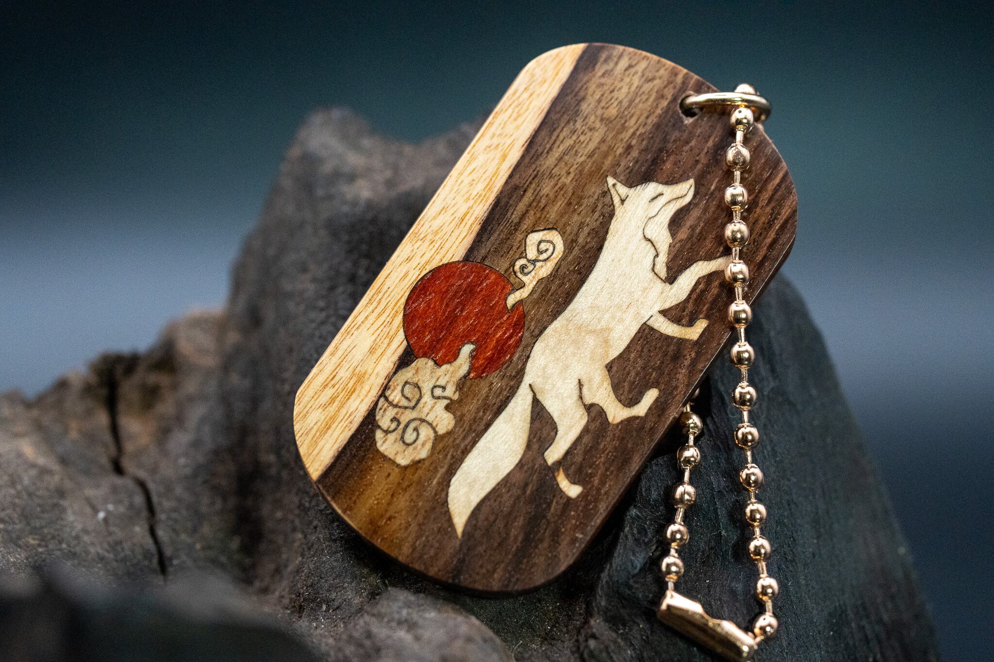 コーカスウッド ツートン ドッグタグ 象嵌 十五夜きつね