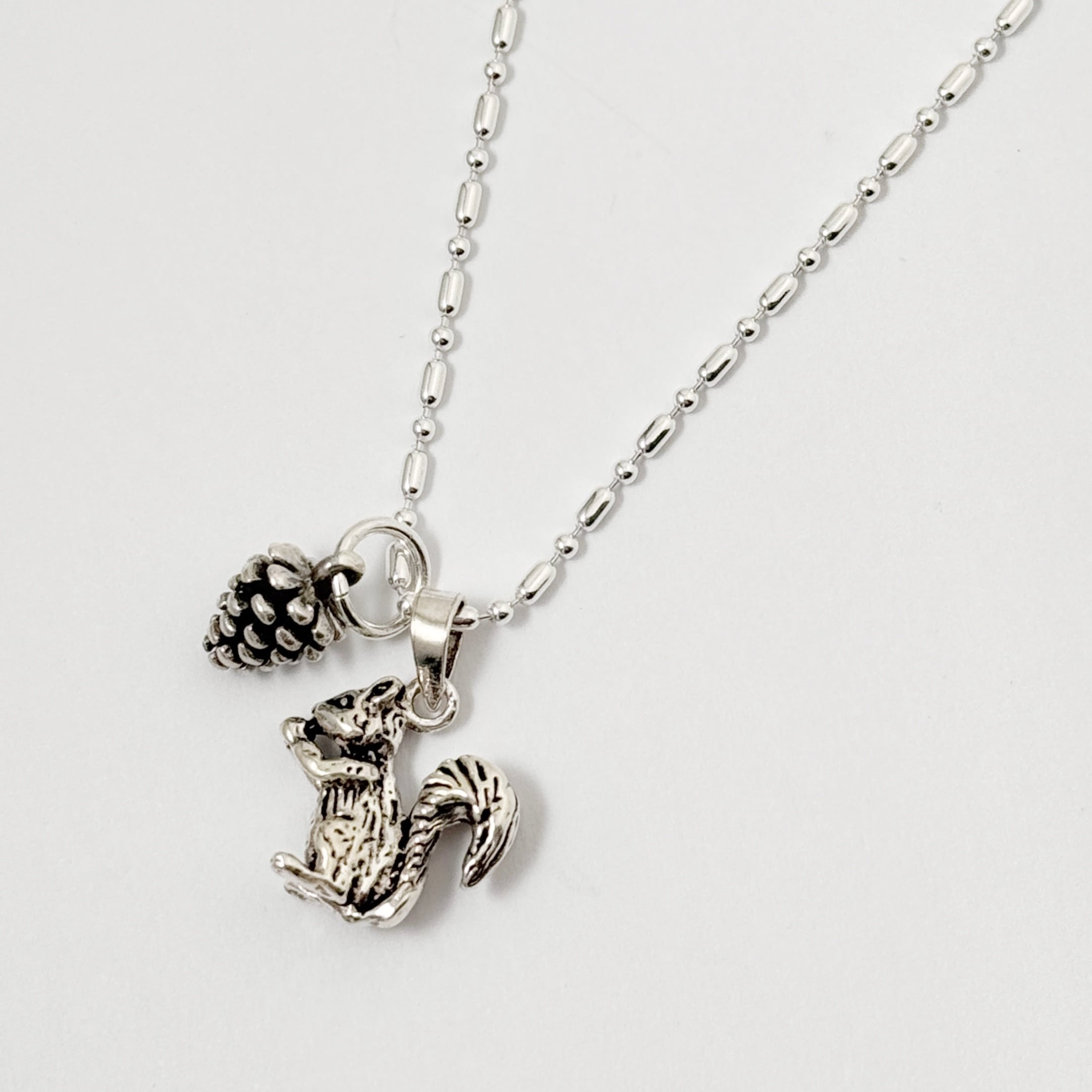 【ラスト1匹!】マツボックリ と リス のネックレス 秋冬 まつぼっくり