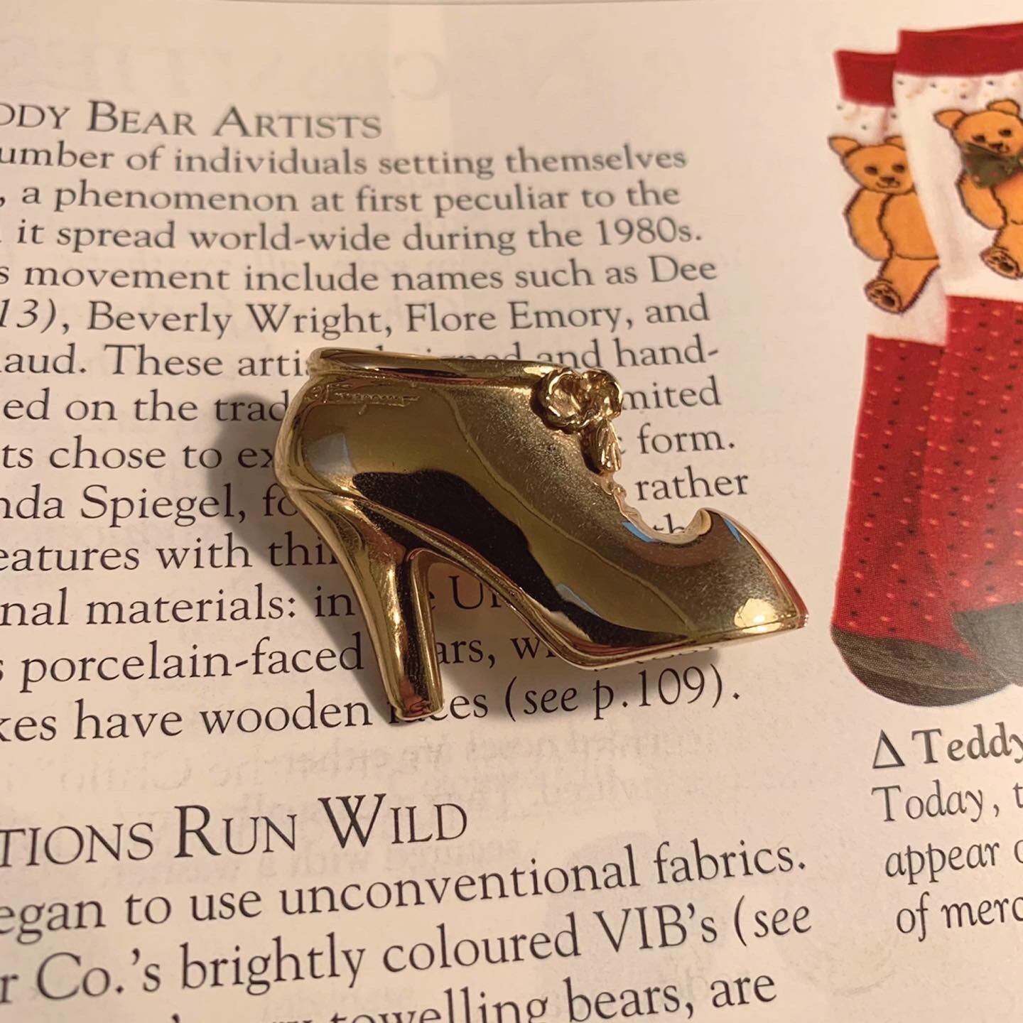 gold shoes broach