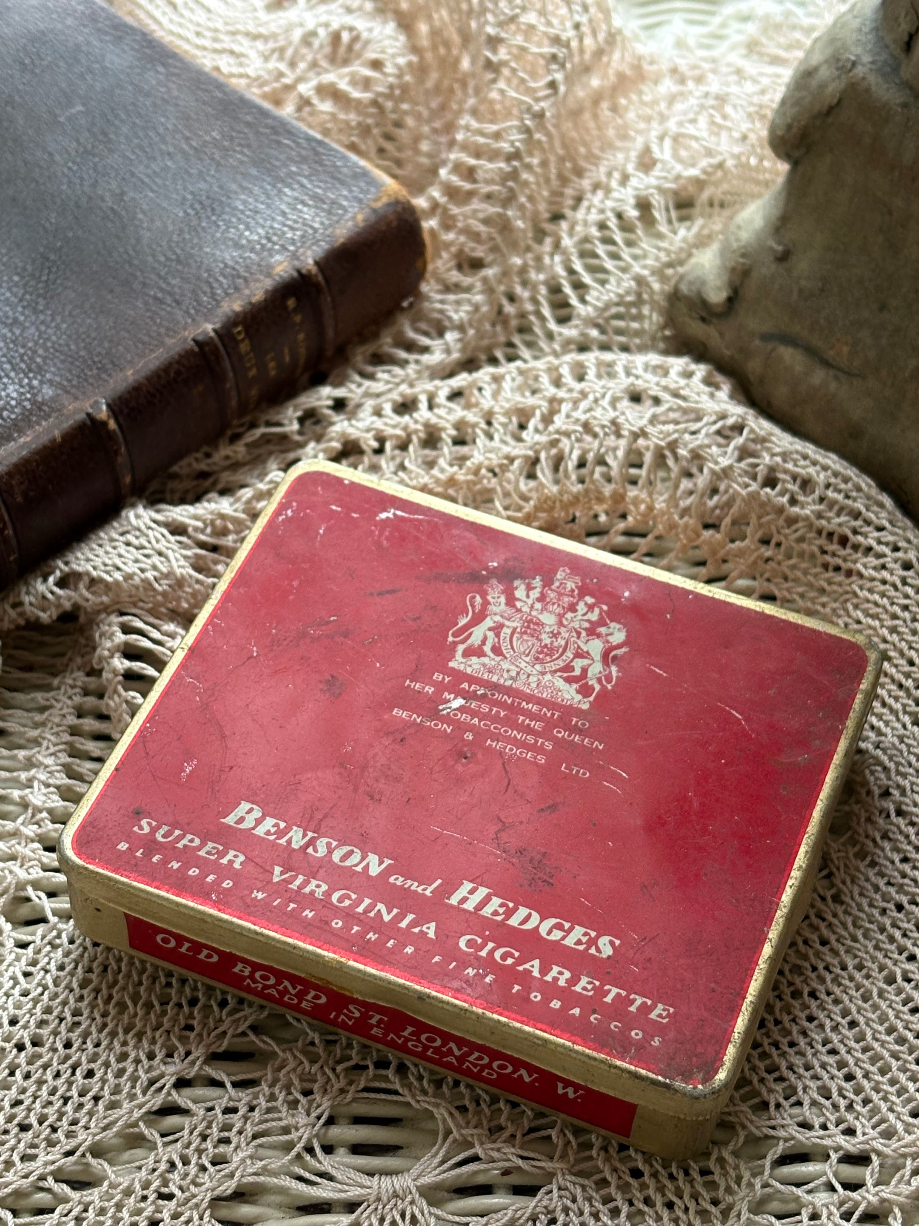 英国Vintage ヴィンテージシガレットTINボックスBenson and Hedges メタル製 小物入れ インテリア小物 撮影小物