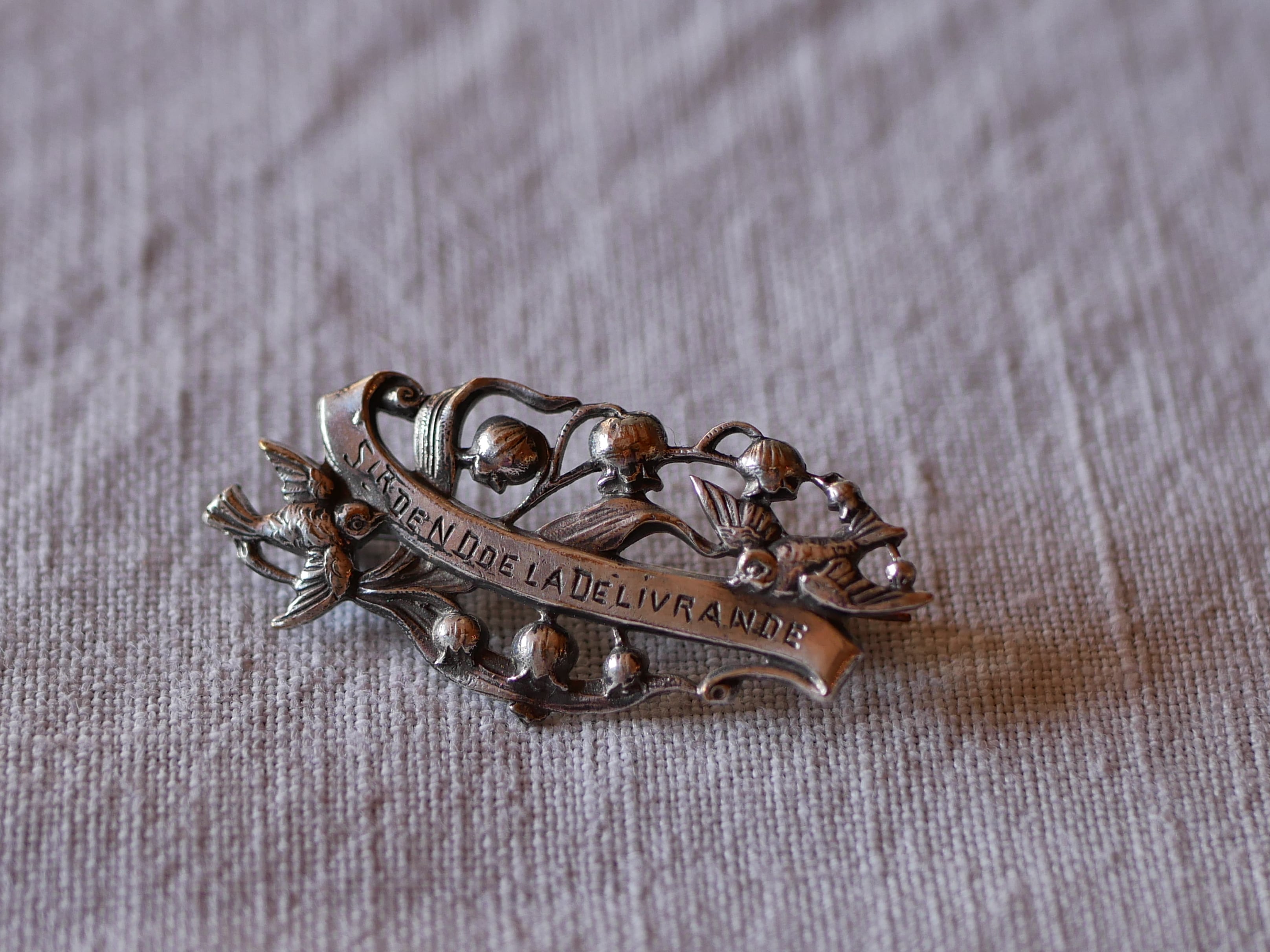 ☆燕と鈴蘭 アンティークブローチ ツバメ すずらん フランス
