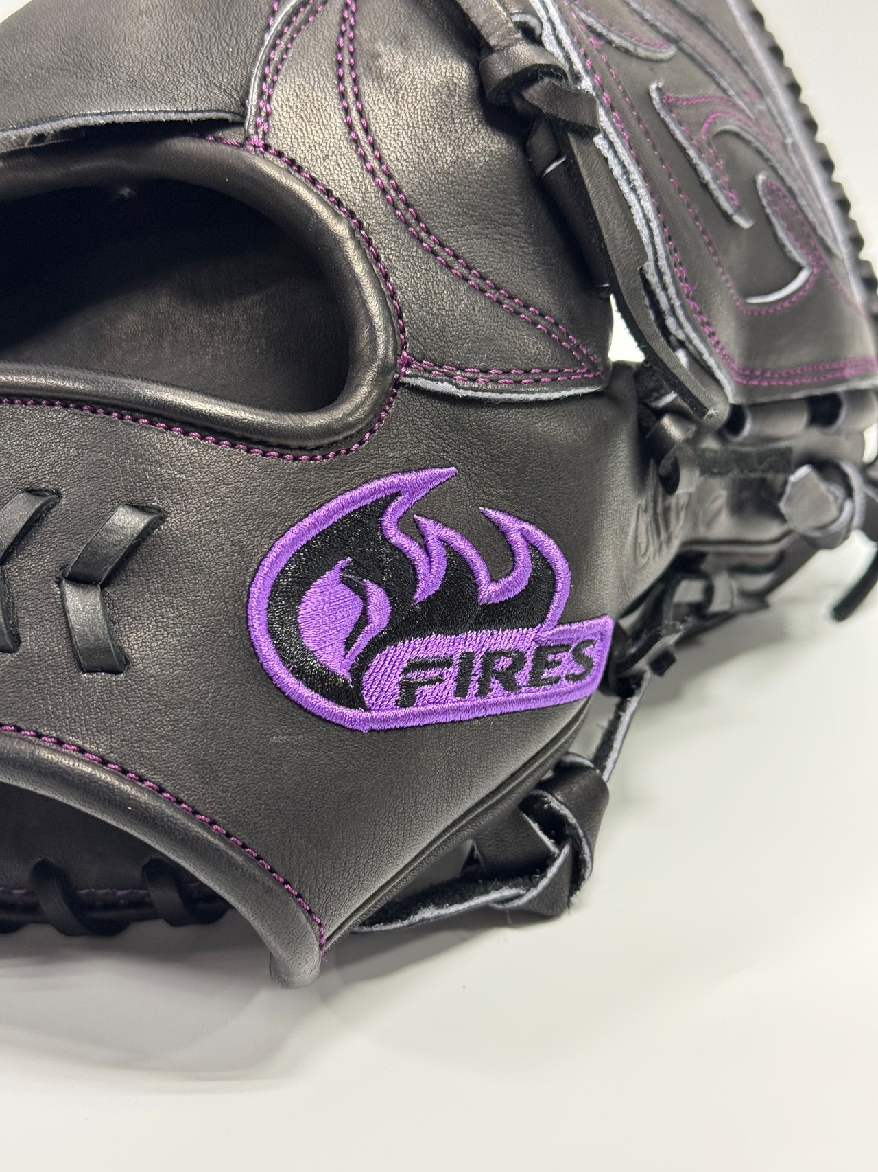 FIRESｰファイヤーズ　硬式グローブ　全国2店舗限定モデル　オールブラックシリーズ　右投げ用　26AH型（投手用ヨコ握り型）　ブラック×パープル・画像8