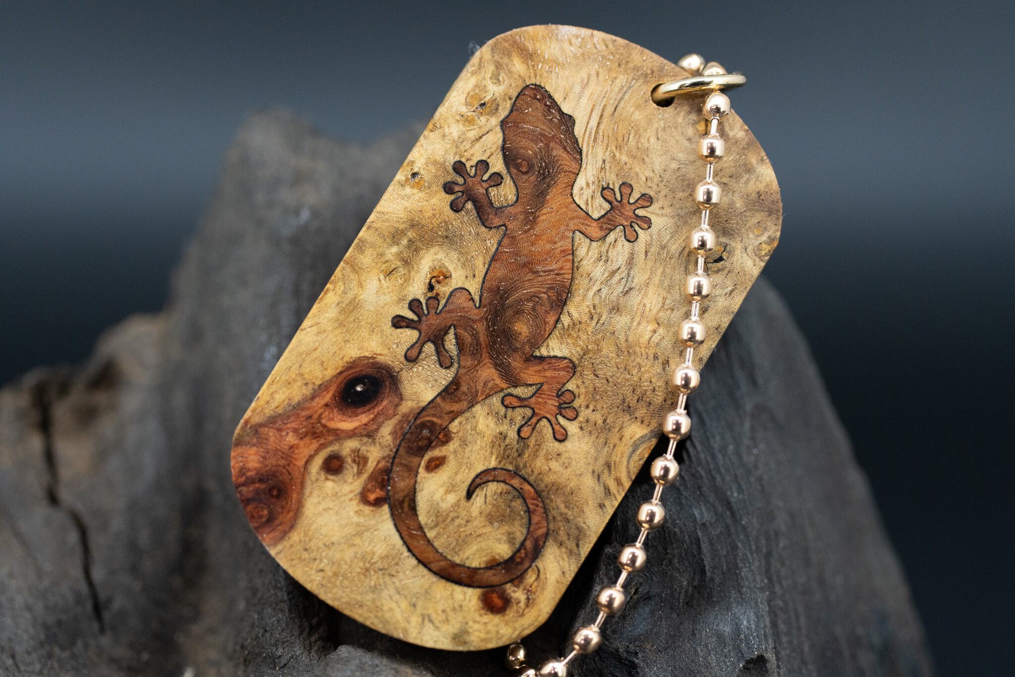 【朱色の銘木】 本花梨瘤 紅白 ドッグタグ 象嵌 木登りトカゲ