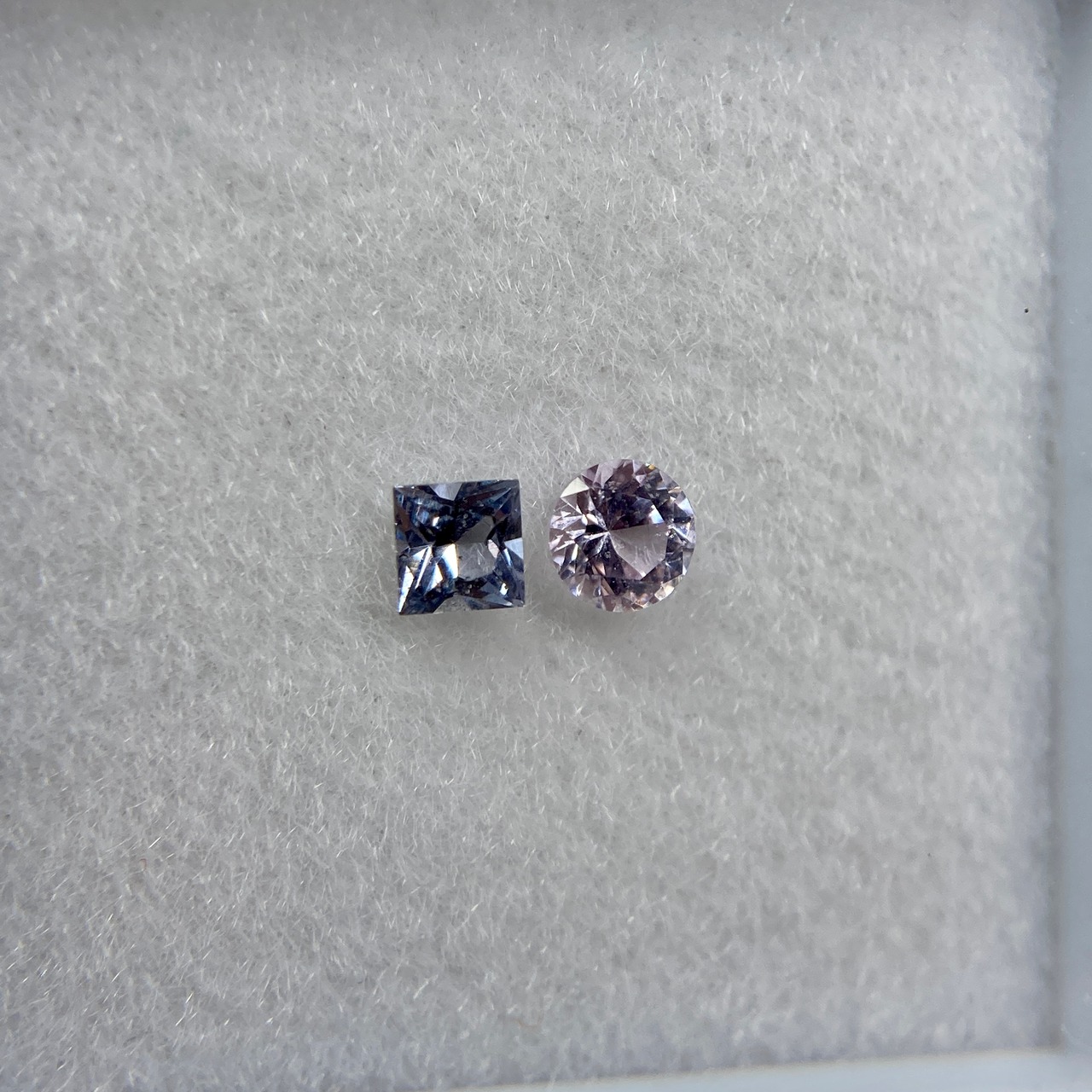 プチっとスピネル 丸と四角  約2.8ｍｍ 2.4mm r-0172