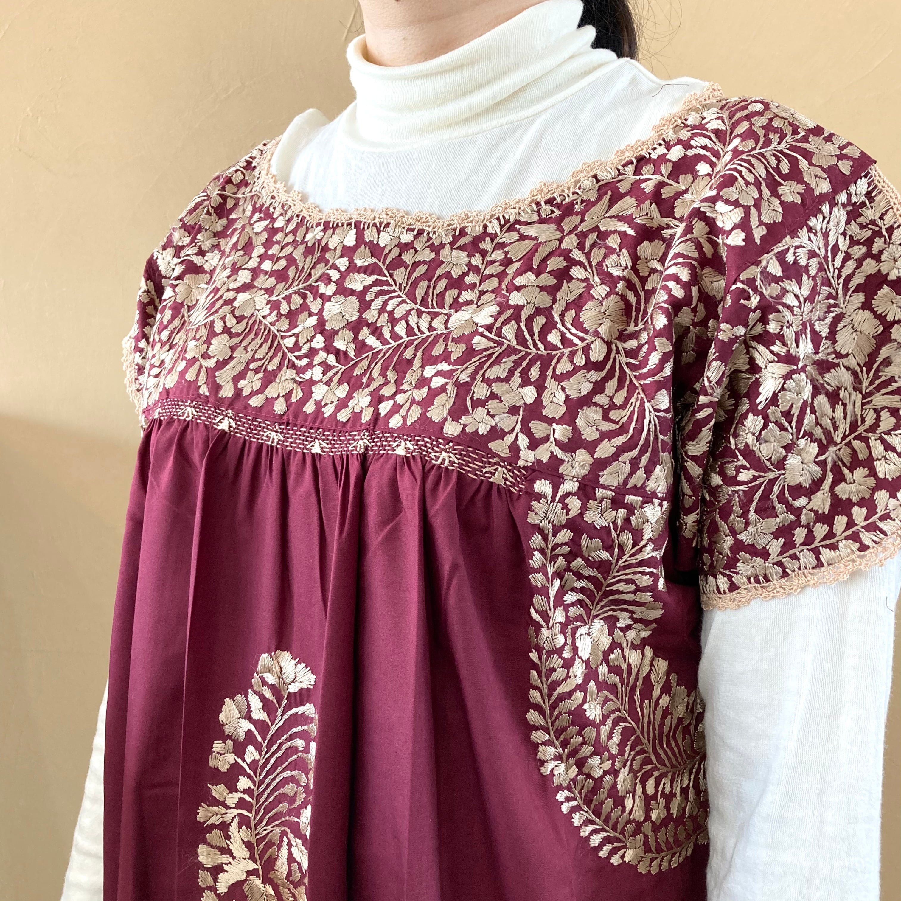 サンアントニーノ 刺繍ワンピース【ボルドー × シャンパンゴールド
