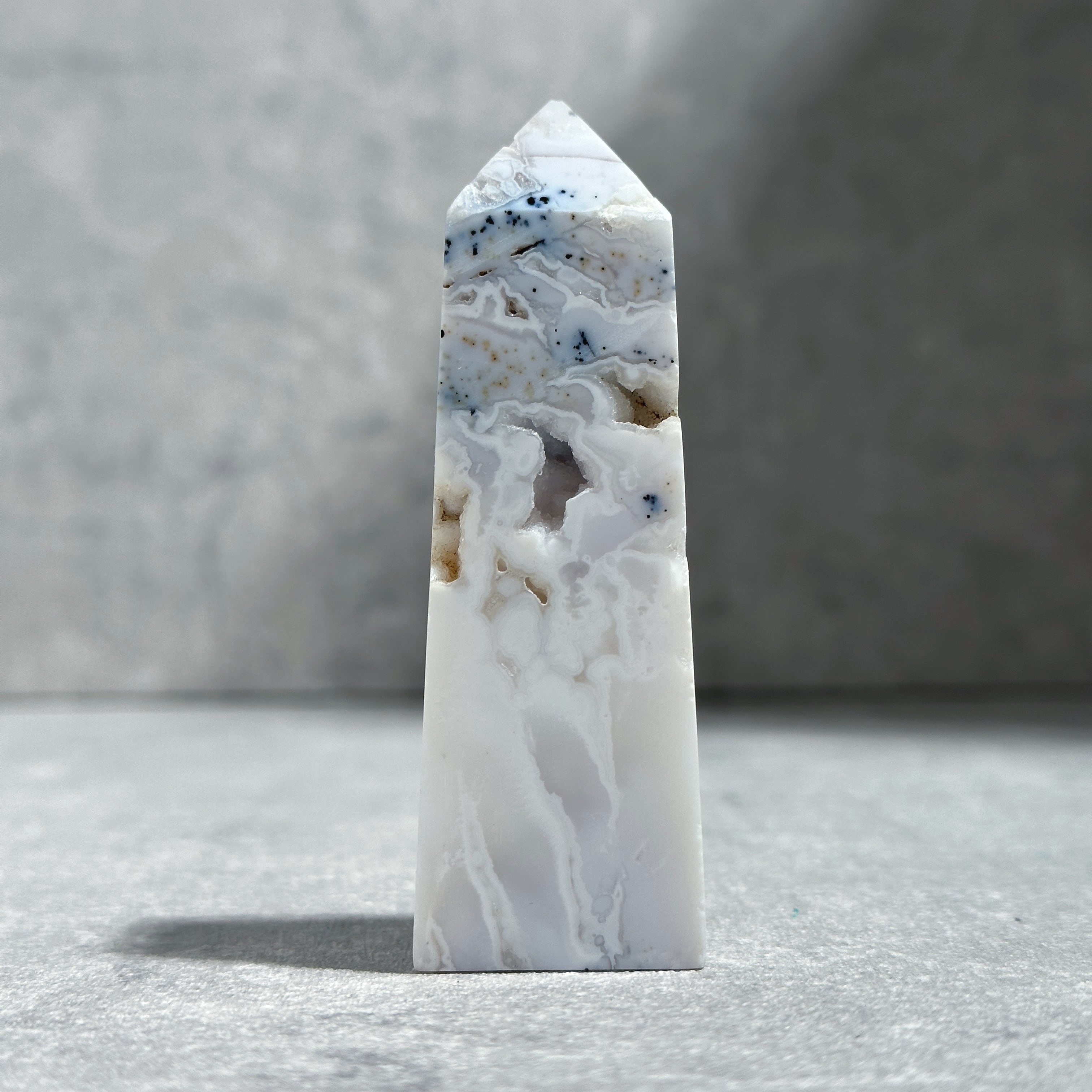 アゲートの置物 グレーとホワイトのグラデーション デンドリティックアゲート タワー13◇ Dendritic Agate ◇天然石・鉱物