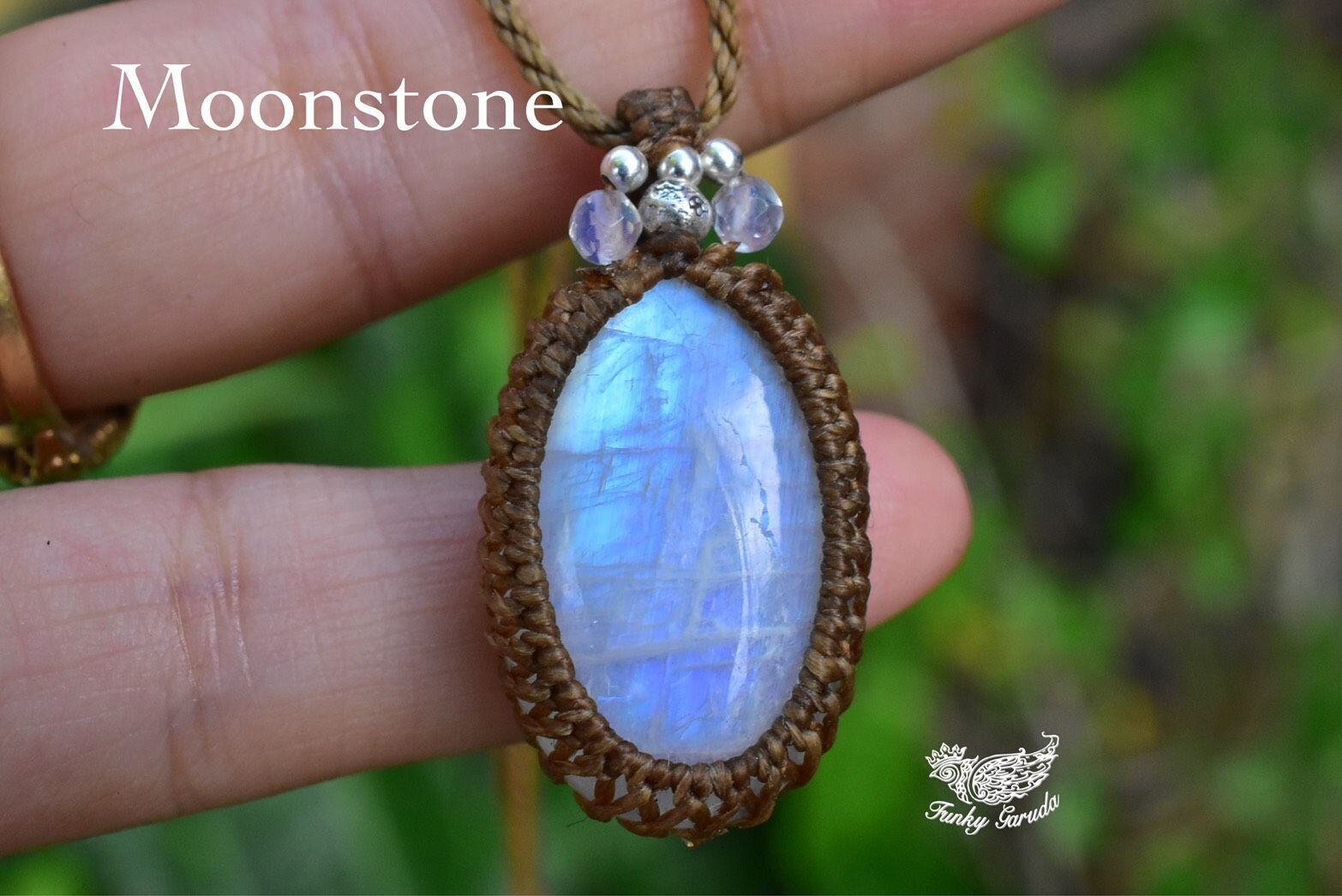 優しいお月さま★レインボームーンストーン シンプルマクラメペンダント moony002
