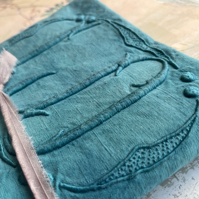 【フランス製 ヴィンテージ 生地】エメラルドグリーン モノグラム刺繍 ファブリック 約60×55cm／アンティーク素材／ハンドメイド・リメイクに