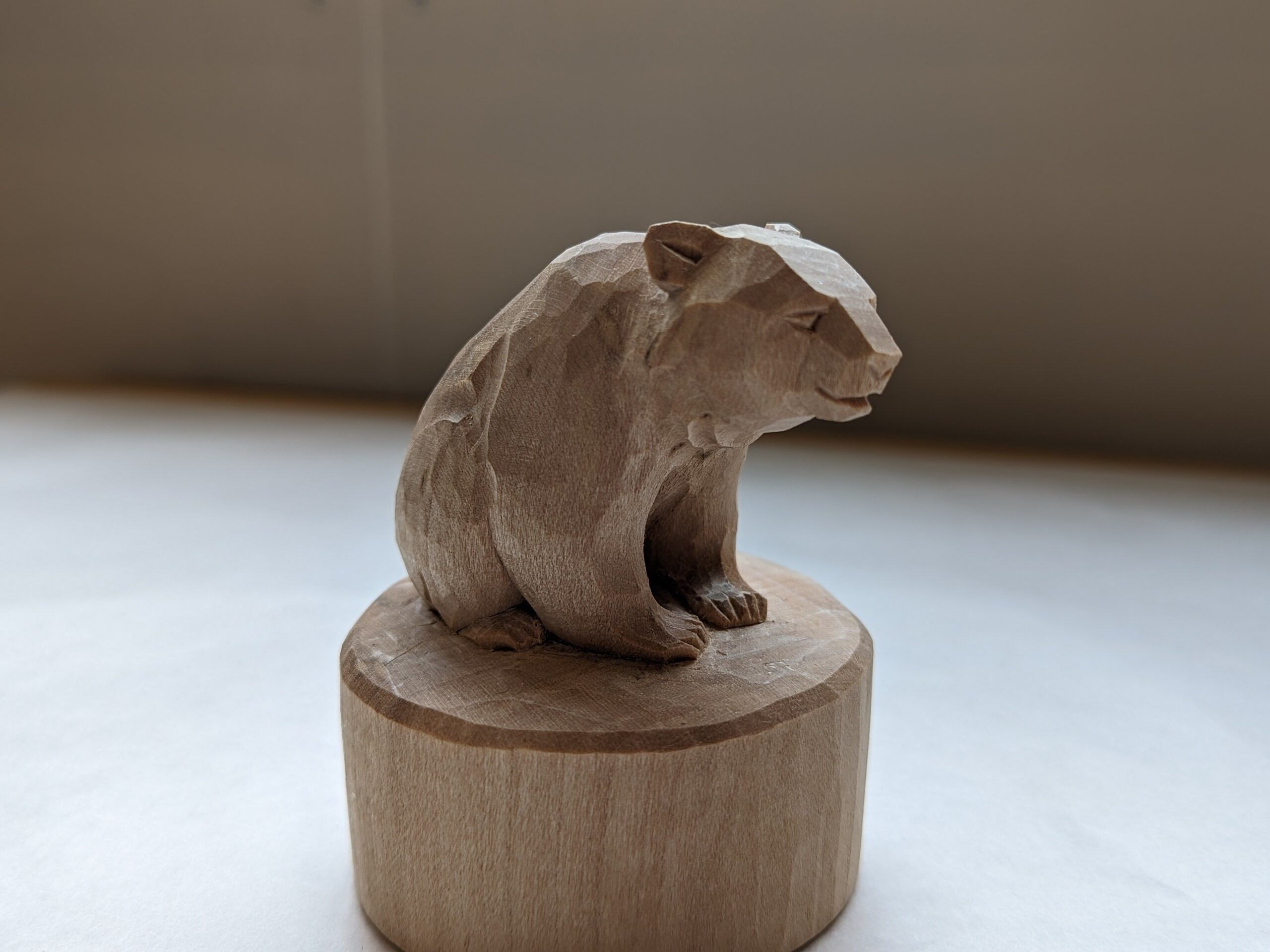 賀上隼敬　台座つきの熊　#７「お座り」　|　木彫りの熊