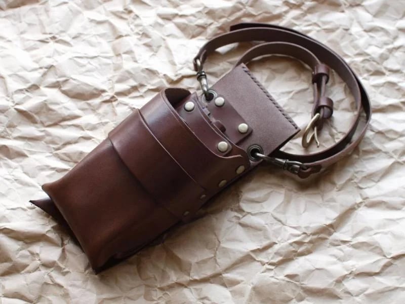 4丁差しのサドルレザーのシザーケース