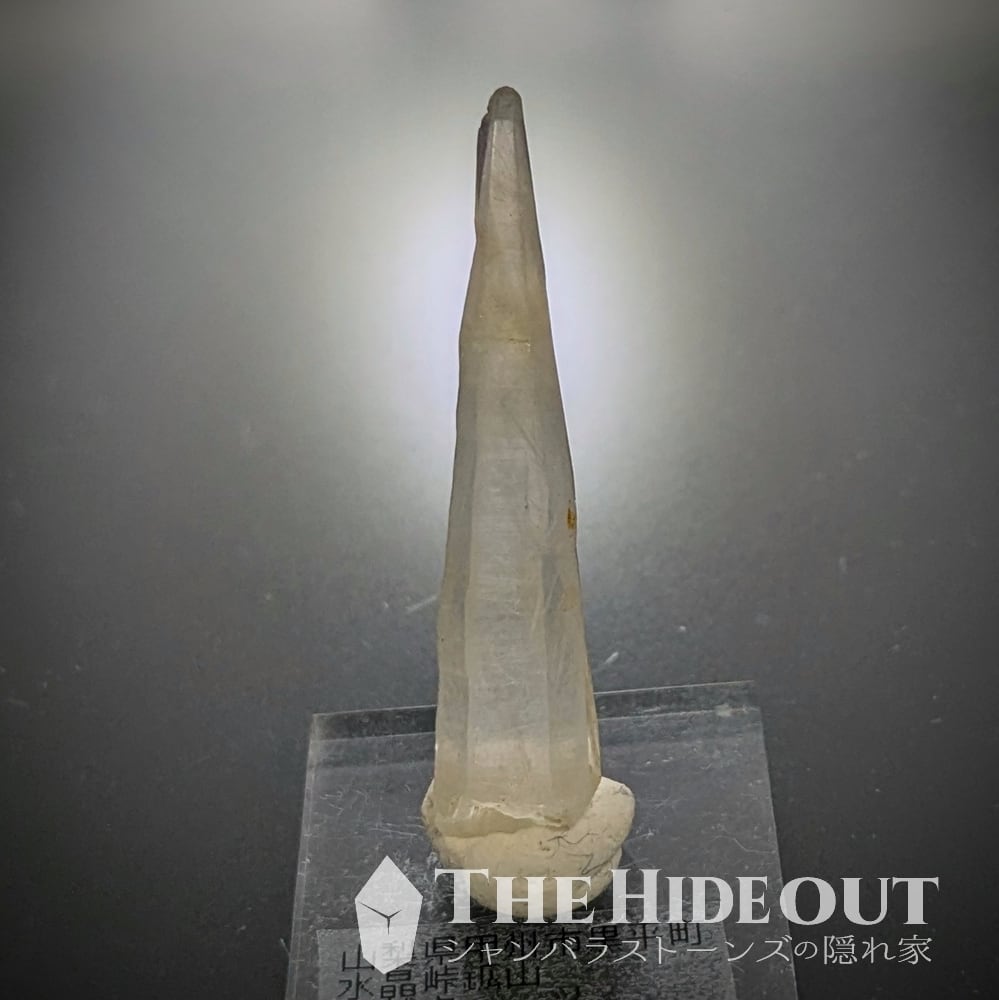 日本国産鉱物標本023 山梨県甲州市黒平町水晶峠産水晶 先細り&毛並みのように繊細な角閃石