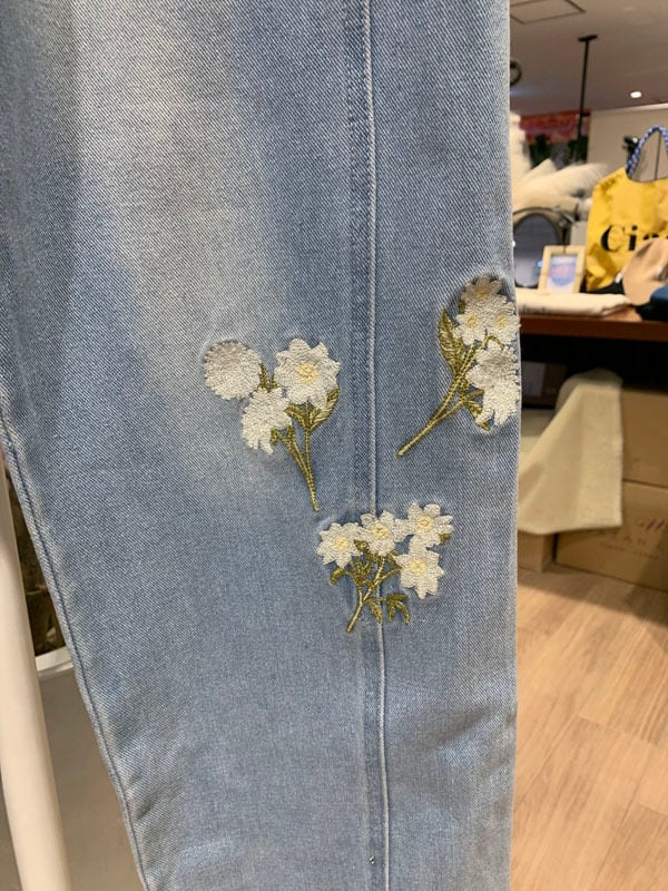 フラワー刺繍デニムパンツ［Color:ライトブルー］［Size:Sサイズ］通常