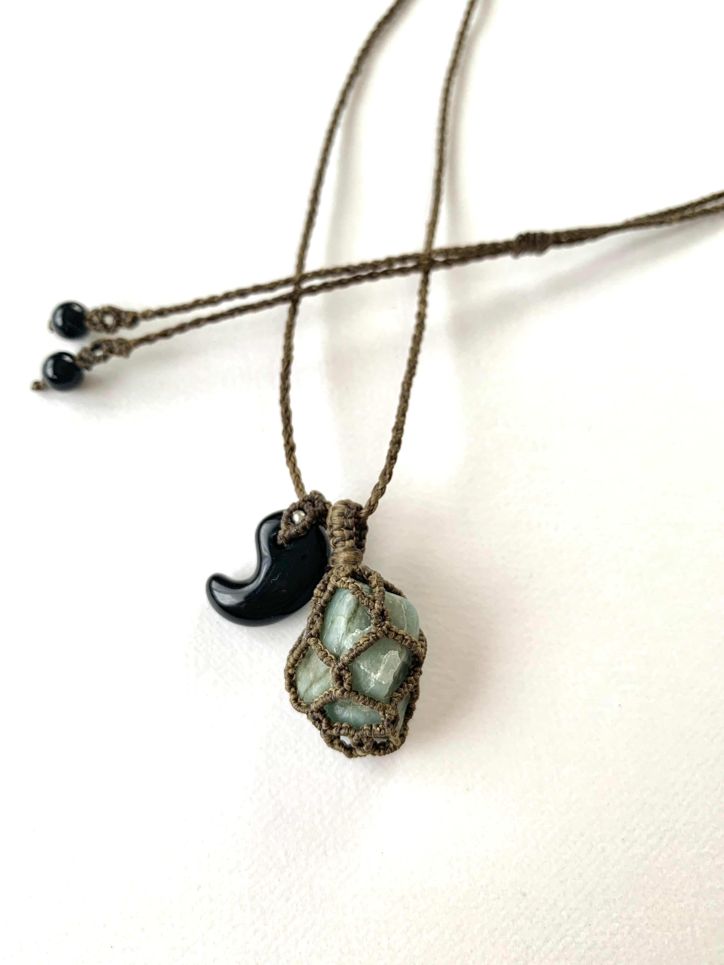 マクラメネックレス 糸魚川翡翠原石とオニキス勾玉 | 糸魚川翡翠