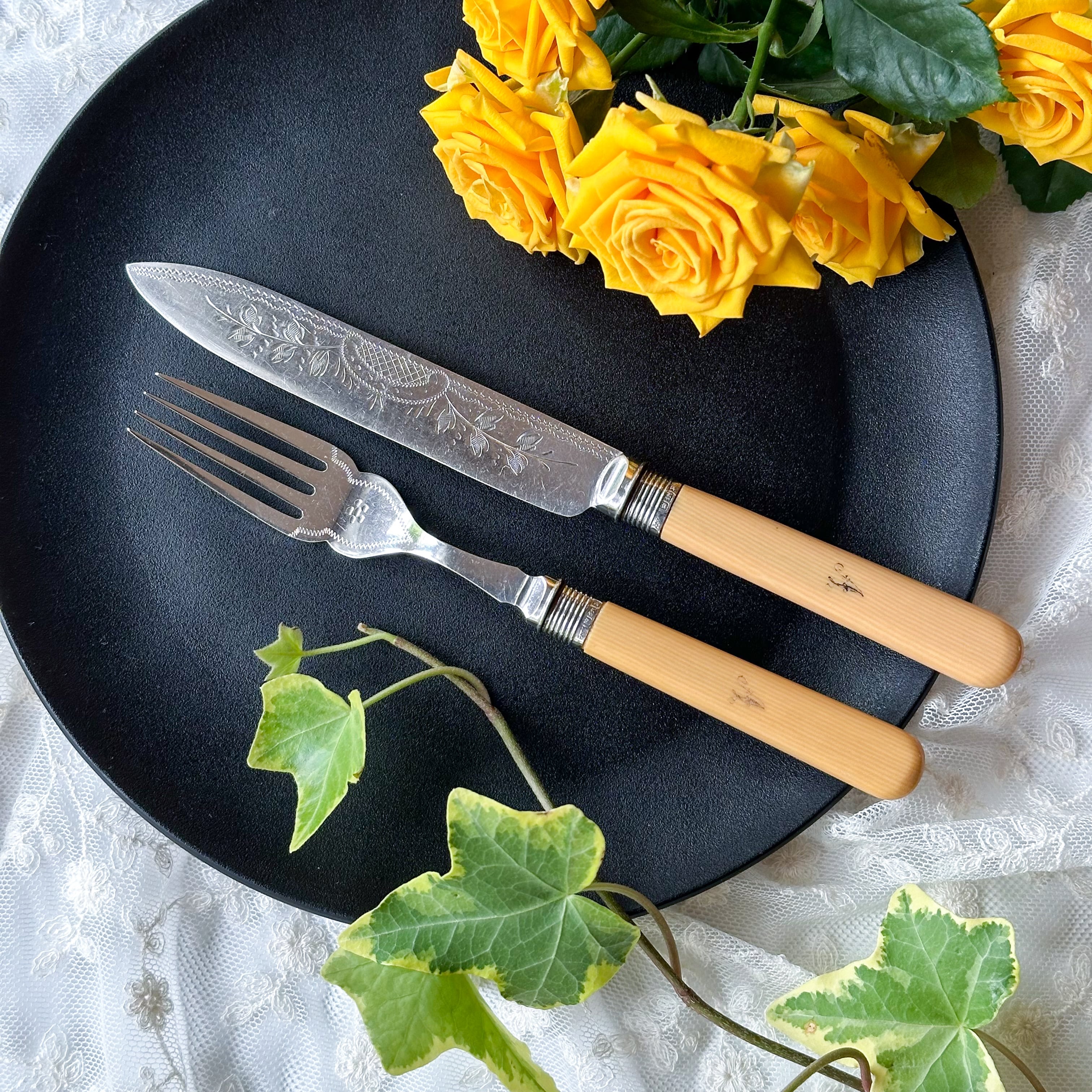 フランスアンティーク　彫金カトラリー　モノグラム入 フランスアンティーク彫金カトラリーモノグラム入