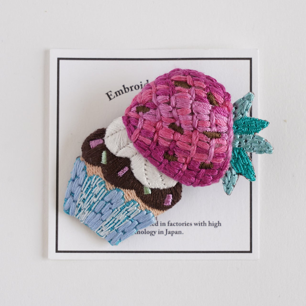 Braw 立体刺繍ブローチ "いちごマフィン"パープル