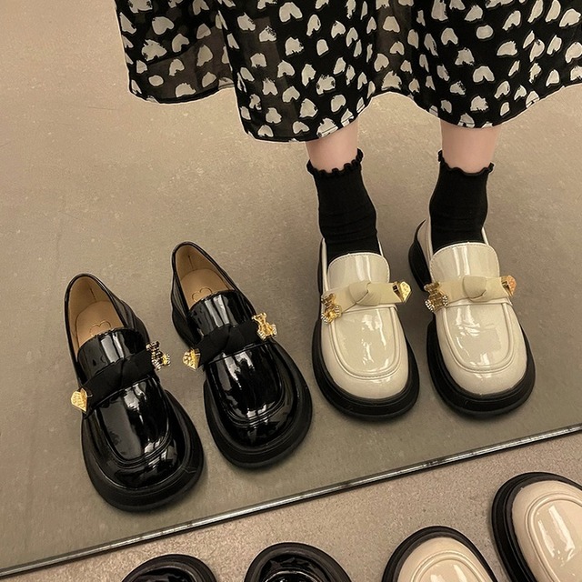 シューズ レディース ローファー 送料無料 2色 カラバリ くつ 靴 厚底 合皮 フェイクレザー エナメル PU リボン ゴールドモチーフ ハート ベア くま ボリューミー 大人可愛い きれいめ シンプル カジュアル おしゃれ お洒落 キュート ラブリー ガーリー ロマンチック 22.5cm 23.0cm 23.5cm 24.0cm 24.5cm 25.0cm ベージュ ブラック 黒 無地 オールシーズン 記念日 10代 20代 韓国 韓国系 普段使い 楽ちん ファッション コーデ プチプラ ユニーク