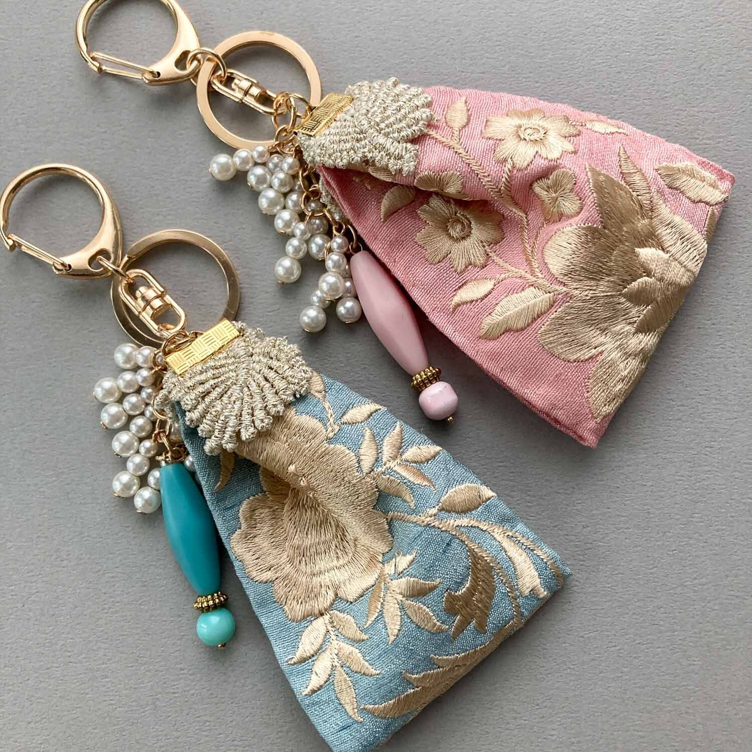 刺繍リボンタッセルとビーズのワントーンバッグチャーム | Dua