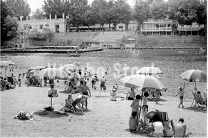 1953年撮影　フィレンツェ　海水浴　バカンス　夏休み【243195301】