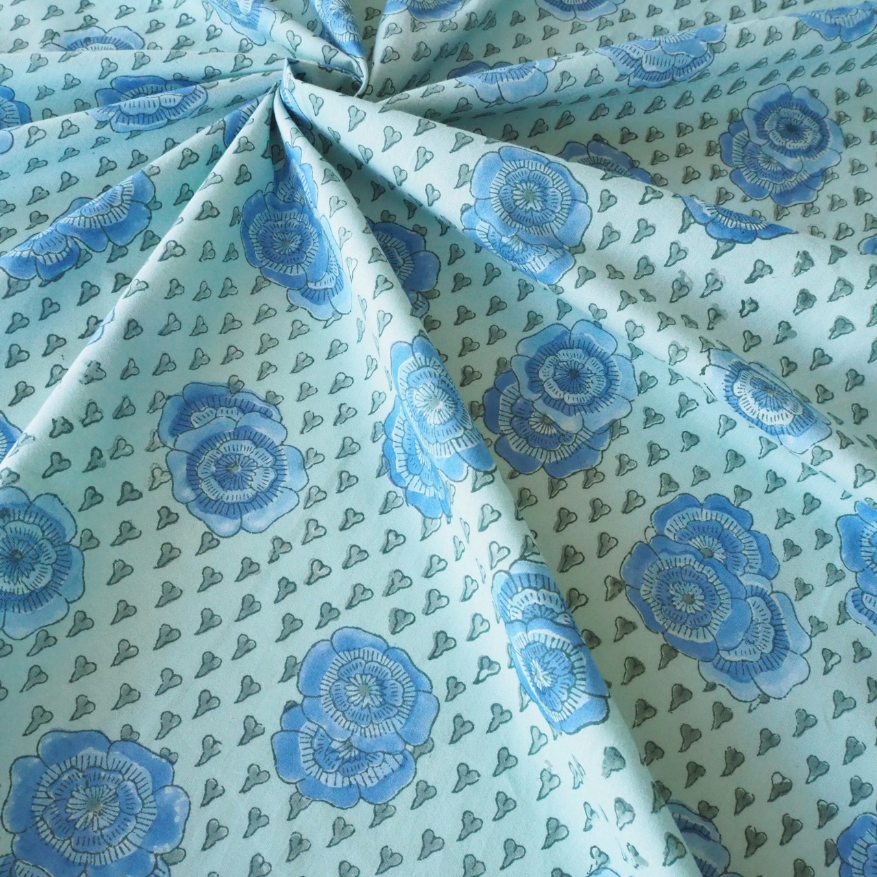 ブロックプリント生地【50cm単位】インド綿 花柄 くすみグリーン×ブルー #22347-GR1【再入荷】