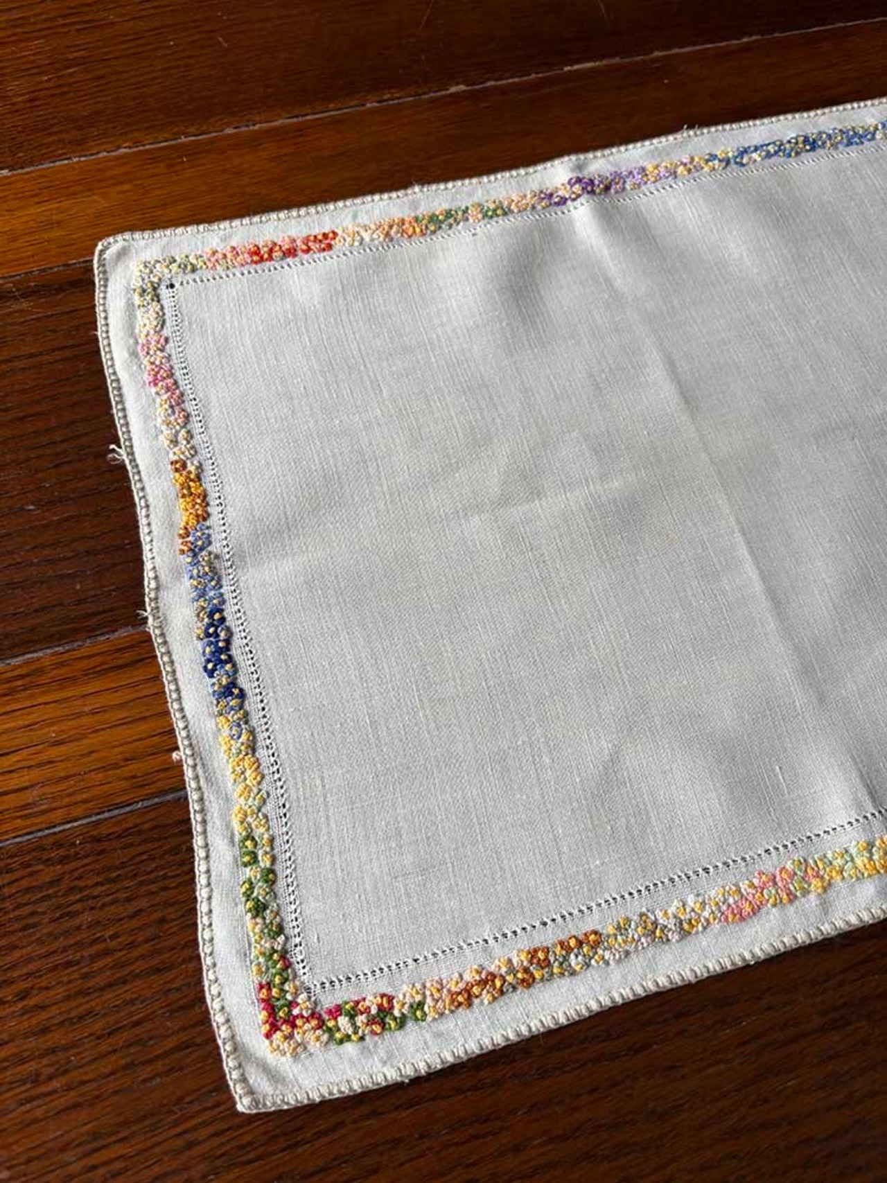 テーブルマット 色刺繍 　花のレリーフ　テーブルセンター　19clm74-1
