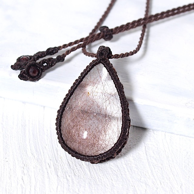 【一点物】レッドルチルクォーツドロップルースを包み込んだマクラメネックレスNo.3