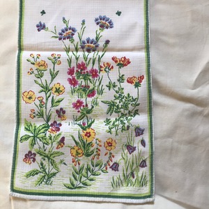 花模様のテーブルランナー