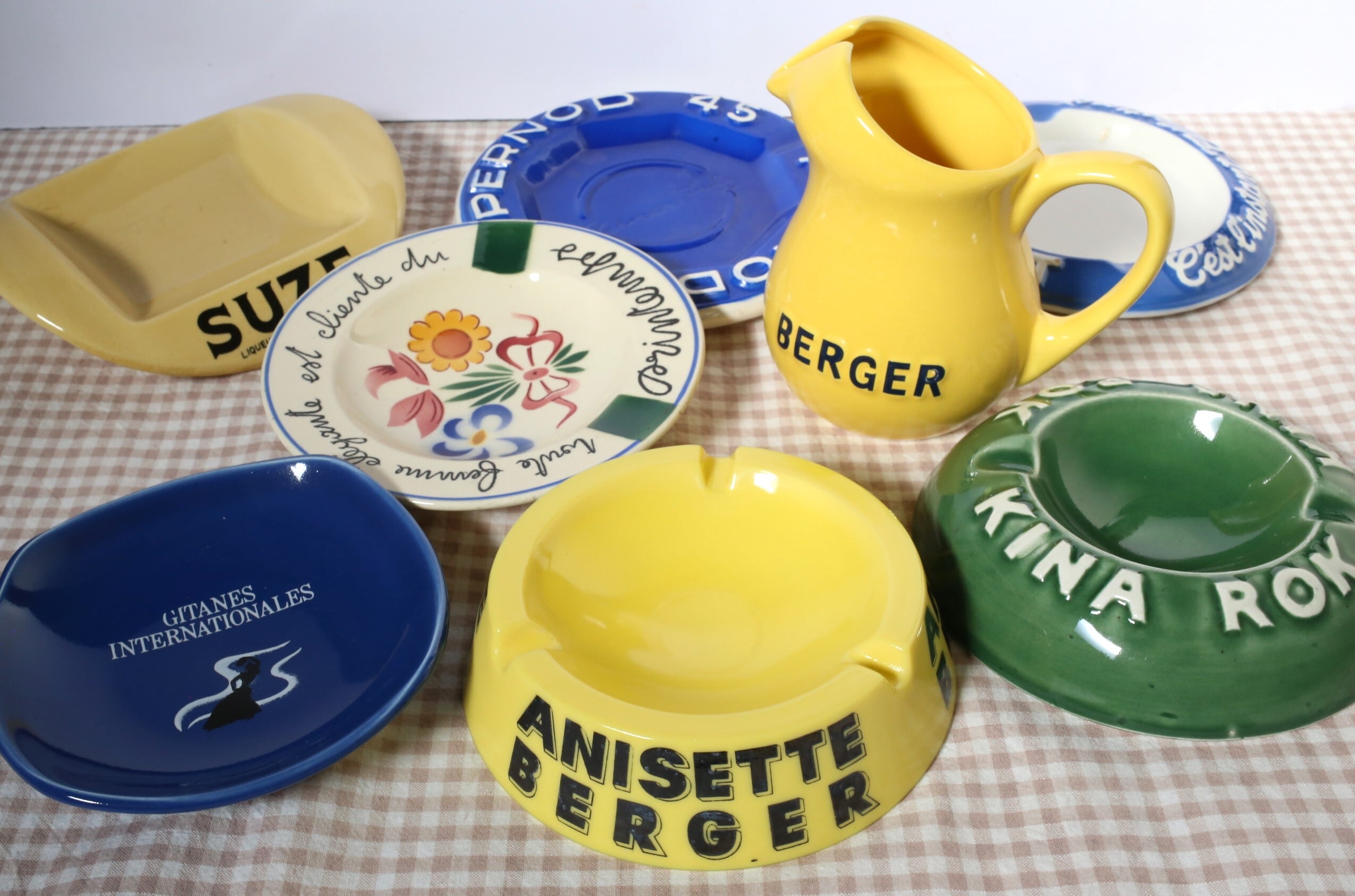 BERGER anisette ミルクガラス 三角灰皿 BERGER anisette ミルクガラス三角灰皿