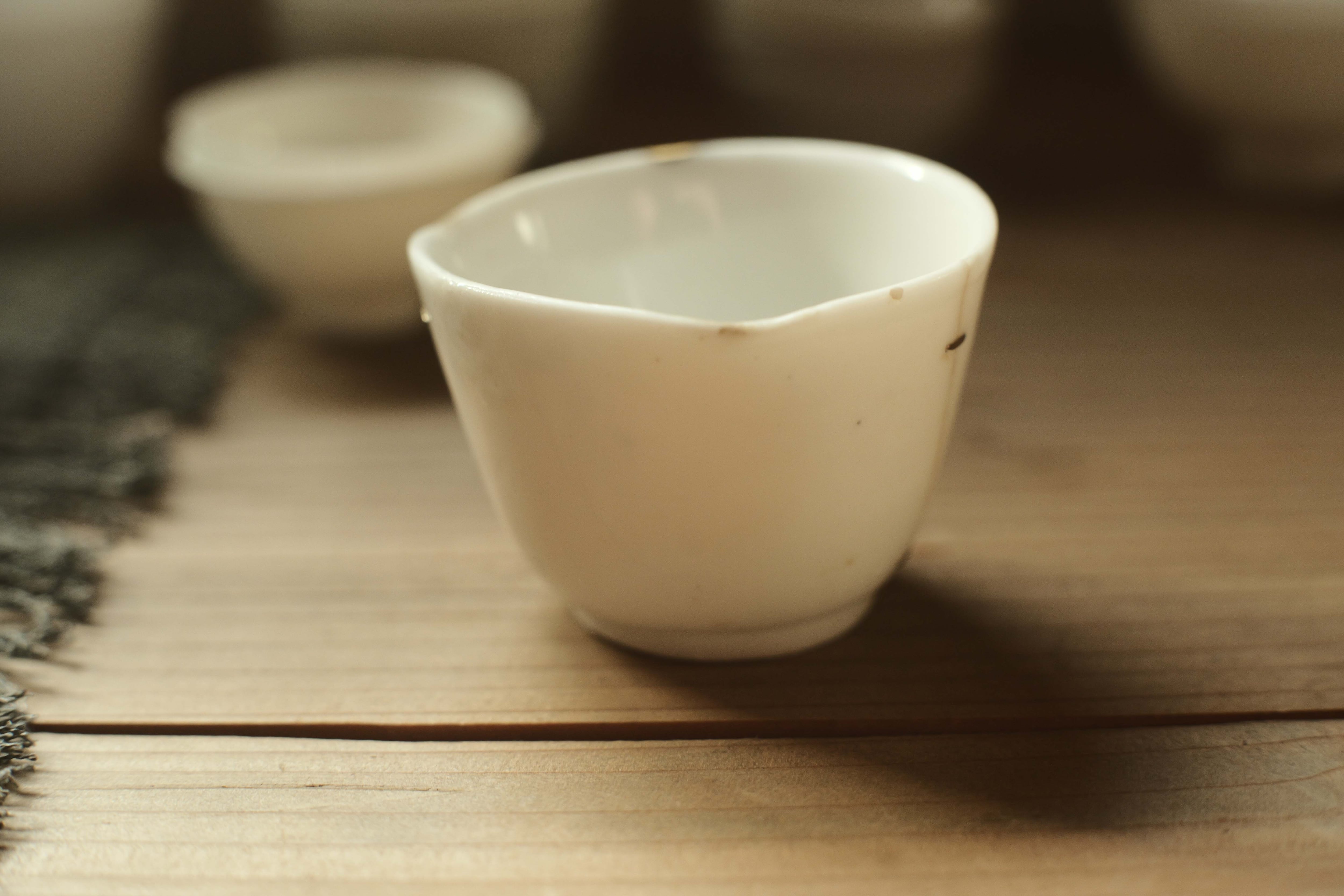 明代 徳化白磁茶杯・鎹×金継ぎ入（約46cc・約1368-1644年） | 北白川糕糰店