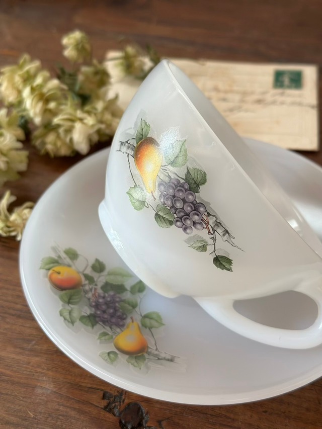 Arcopal ミルクガラスのカップ＆ソーサー 洋梨と葡萄の柄