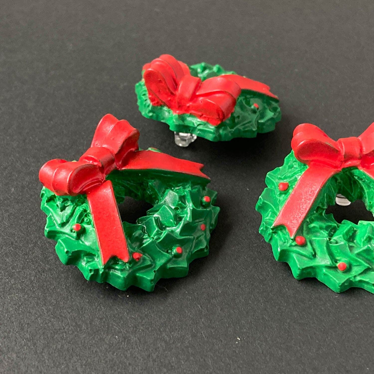 赤いリボンのクリスマスリースフランスボタン（34mm） | Dua