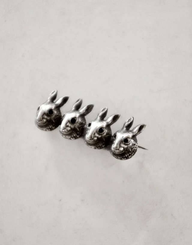 フランス 4人のうさぎとアンニュイなシルバーブローチ アンティーク