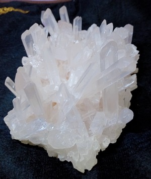 水晶　クラスター　～あらゆる幸運を呼び寄せる・厄を祓い、運気の流れを良い方向に整える・浄化・生命力を活性化させ、潜在能力を引き出す・直感力、創造力をはぐくむ・魔除けのお守り～