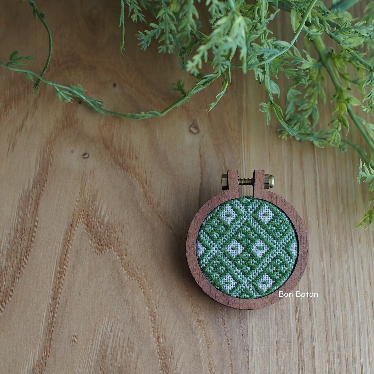 こぎん刺し 木枠ブローチ 猫のマナグ 緑 苔色 モスグリーン F 275 Bon Botan ぼんぼたん