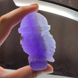 2.帽子をかぶった色合い美しいフローライト・フクロウ