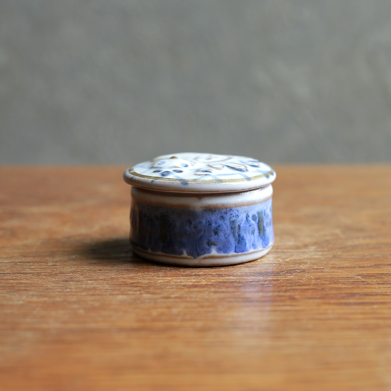 かわいい鳥が見つめる、陶器の小物入れ 2｜鳥文様 陶器の蓋物 小物入れ レトロ