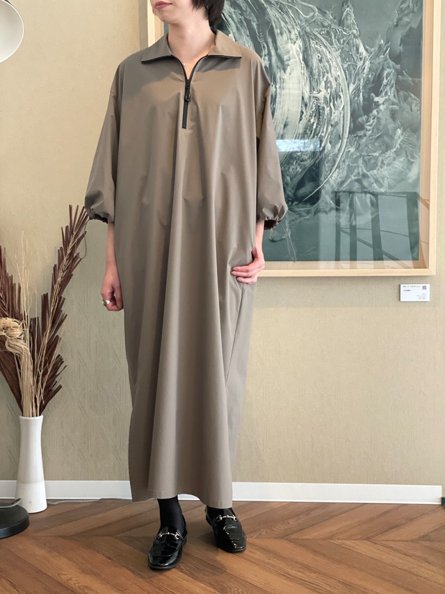 長い季節楽しめる生地感のハーフジップワンピ
