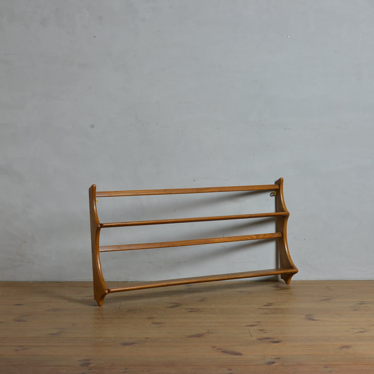 Ercol Hanging Plate Rack / アーコール ハンギング  プレートラック〈ウォールシェルフ・ウォールラック・棚・飾り棚・アンティーク・ヴィンテージ〉110645 | SHABBY'S MARKETPLACE　 アンティーク・ヴィンテージ 家具や雑貨のお店 powered by