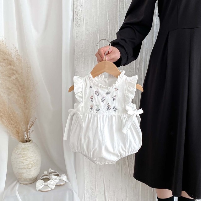 【BABY】小花刺繍フリル襟サイドリボンロンパース - 7