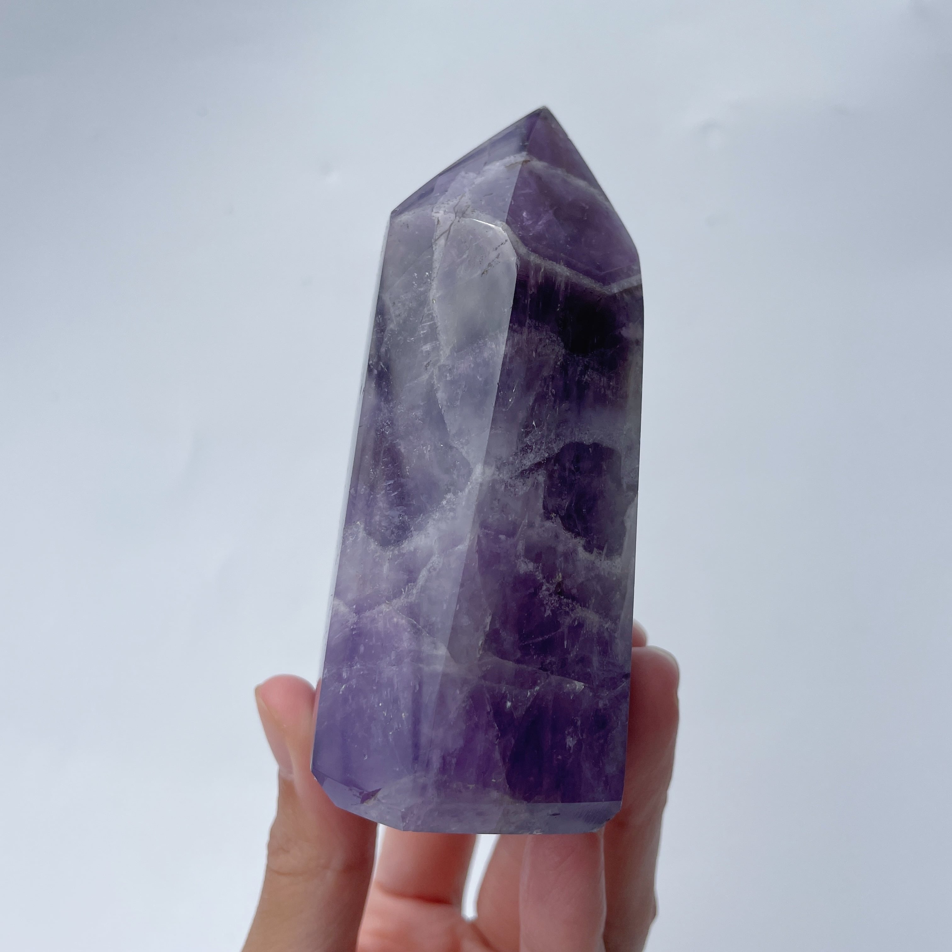 圧倒的な存在感と濃い紫と白い水晶コラボ超巨大ポイントのアメジストタワードーム 圧倒的な存在感と濃い紫と白い水晶コラボ超巨大ポイントのアメジスト