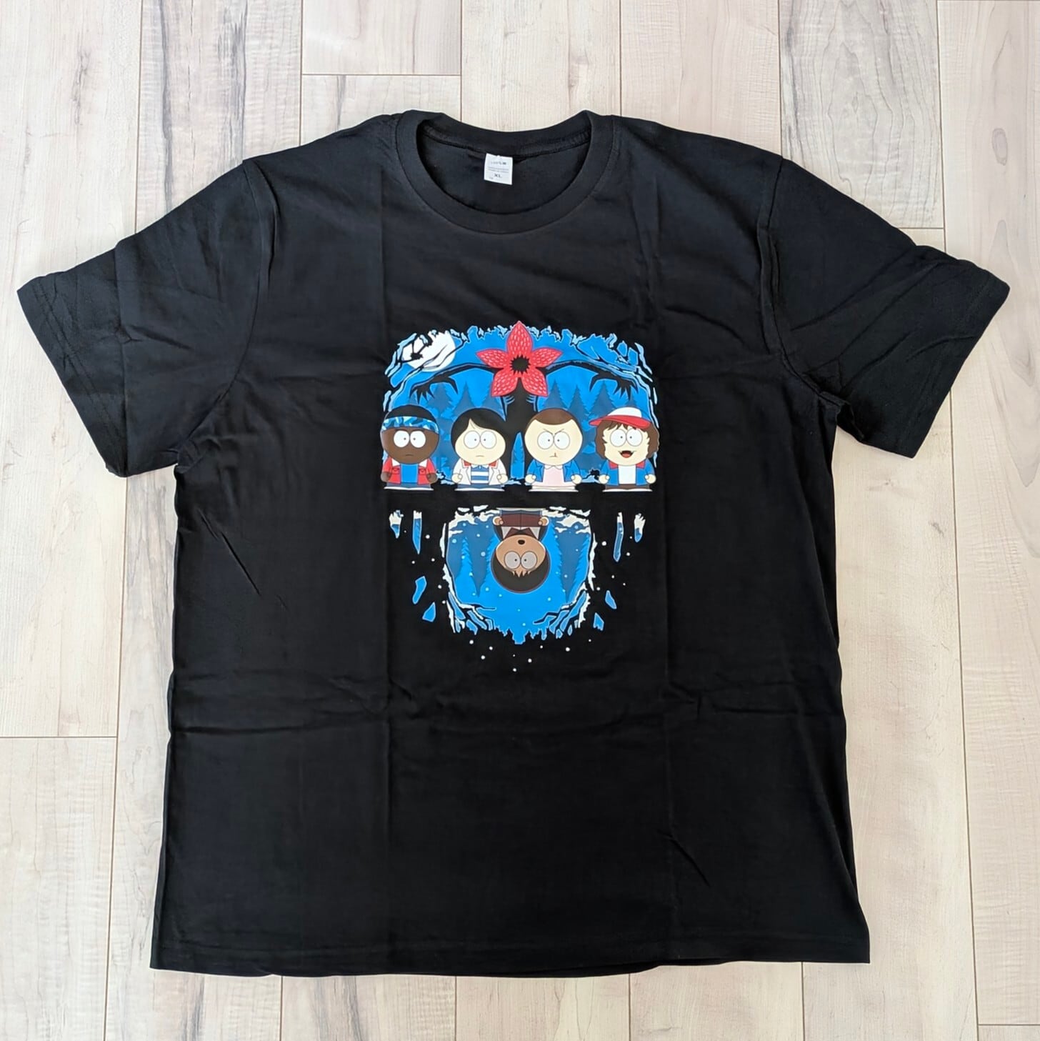 【 Stranger Things(ストレンジャーシングス)】 Tシャツ / サウスパークイラストタッチ 〚アメリカン雑貨 アメトイ〛