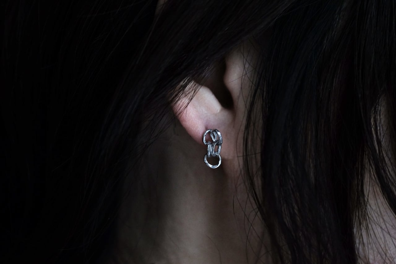小さい揺れる5個と3個の輪のピアス （silver） | SUNn・寸
